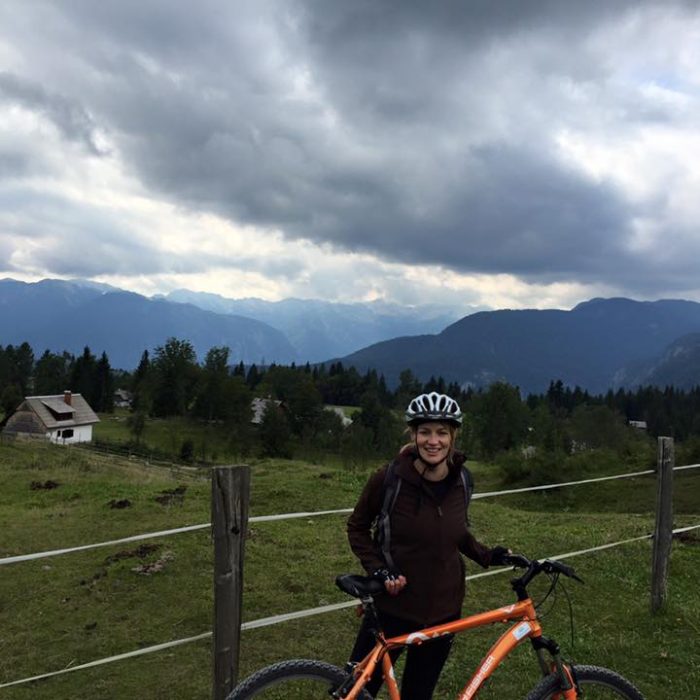 Agata Polińska - założycielka firmy Podpoznańska - zdjęcie prywtane na rowerze