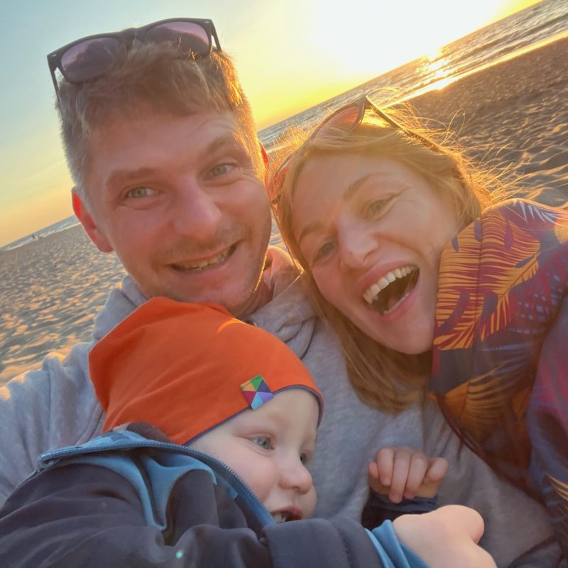 Agata Polińska - założycielka firmy Podpoznańska - zdjęcie prywatne z rodziną na plaży